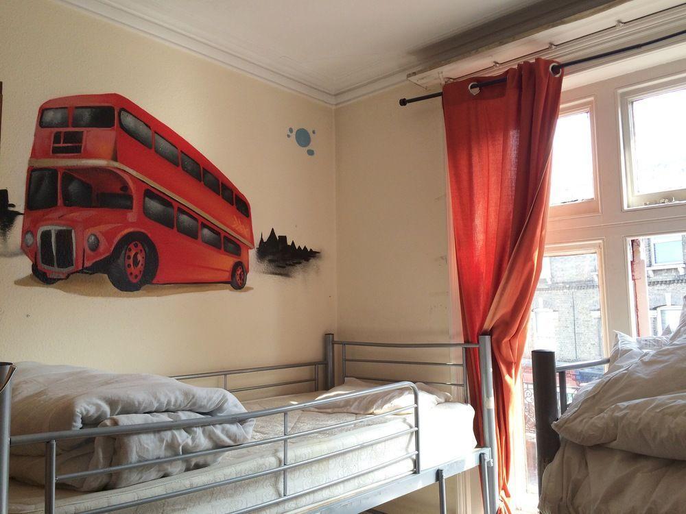 Hootananny Hostel Лондон Экстерьер фото