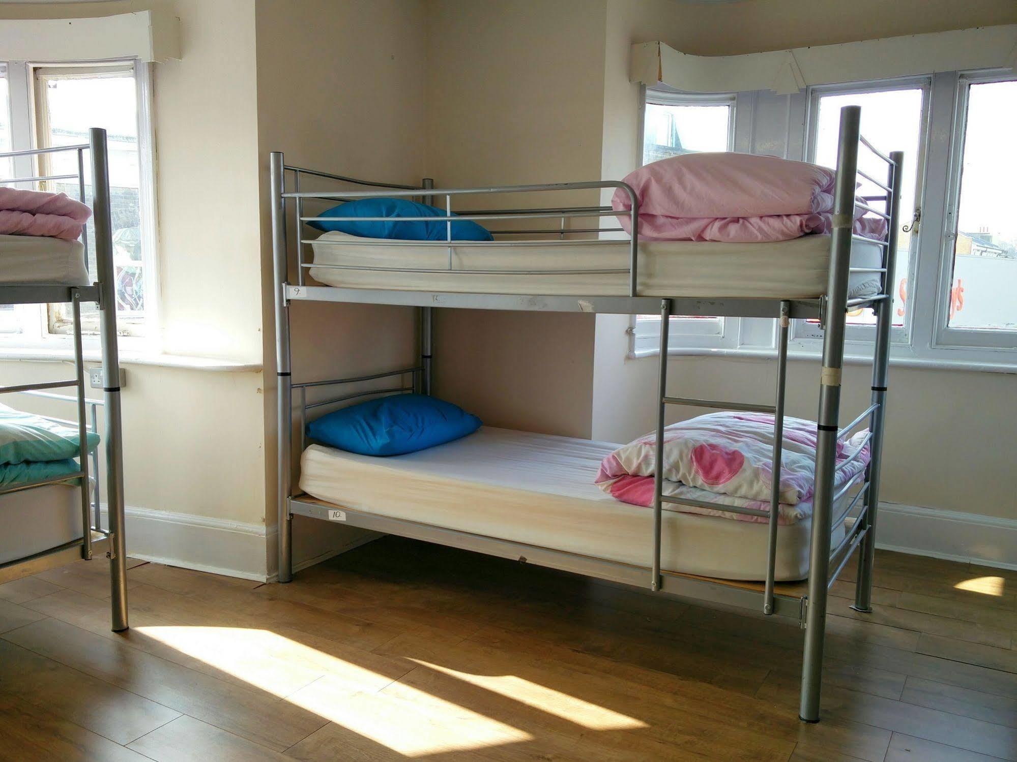 Hootananny Hostel Лондон Экстерьер фото