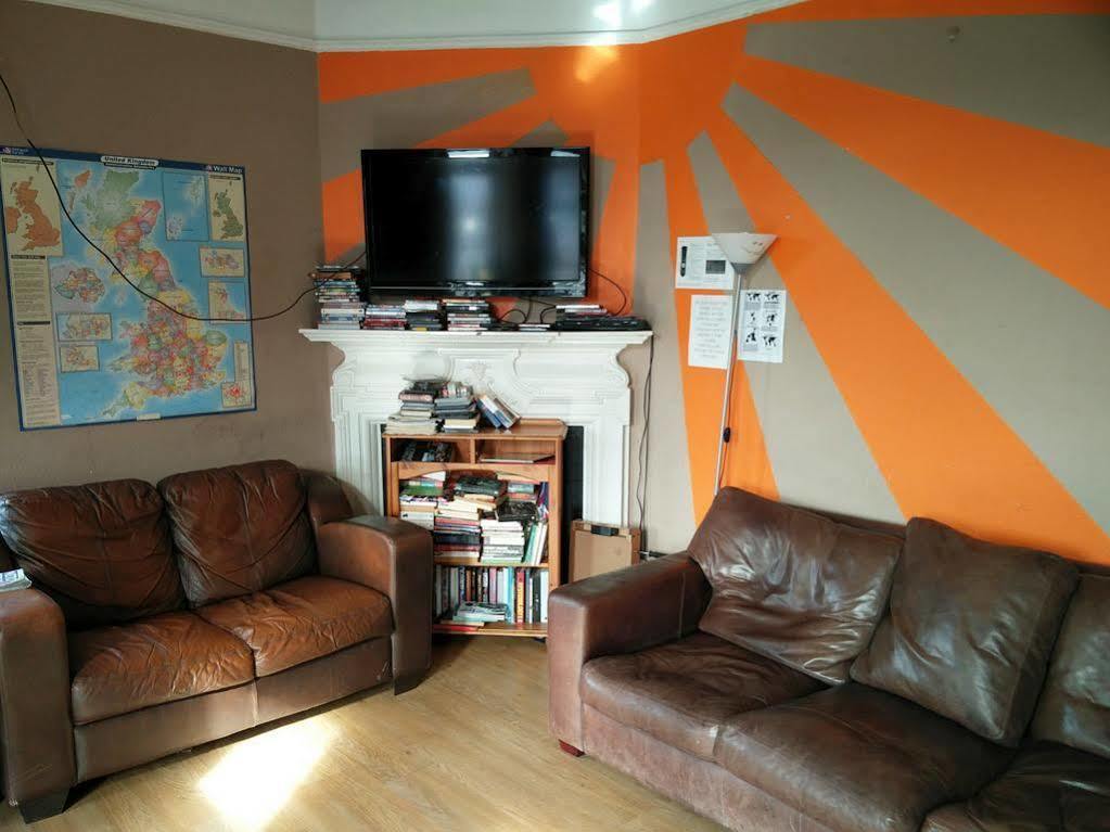 Hootananny Hostel Лондон Экстерьер фото