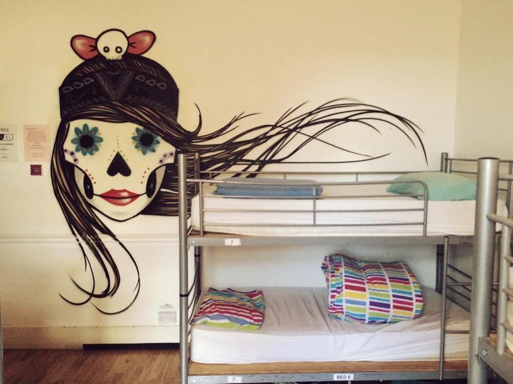 Hootananny Hostel Лондон Экстерьер фото